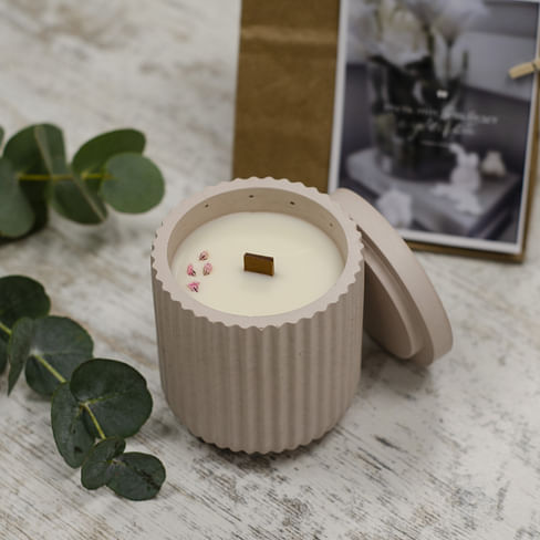 Ароматическая свеча в гипсовом кашпо (Свежесрезанные цветы 160 мл)