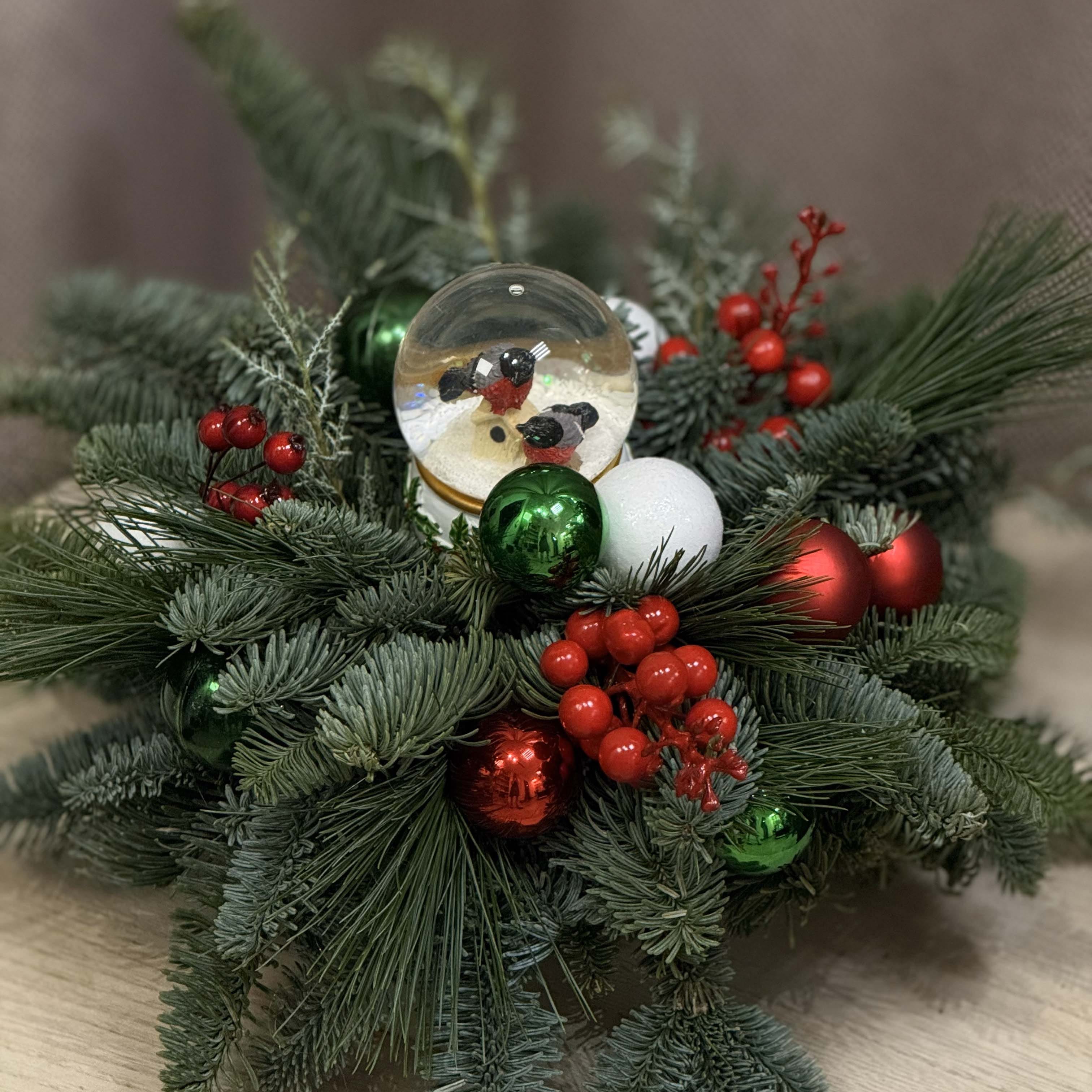 Новогодняя композиция "Снегири"