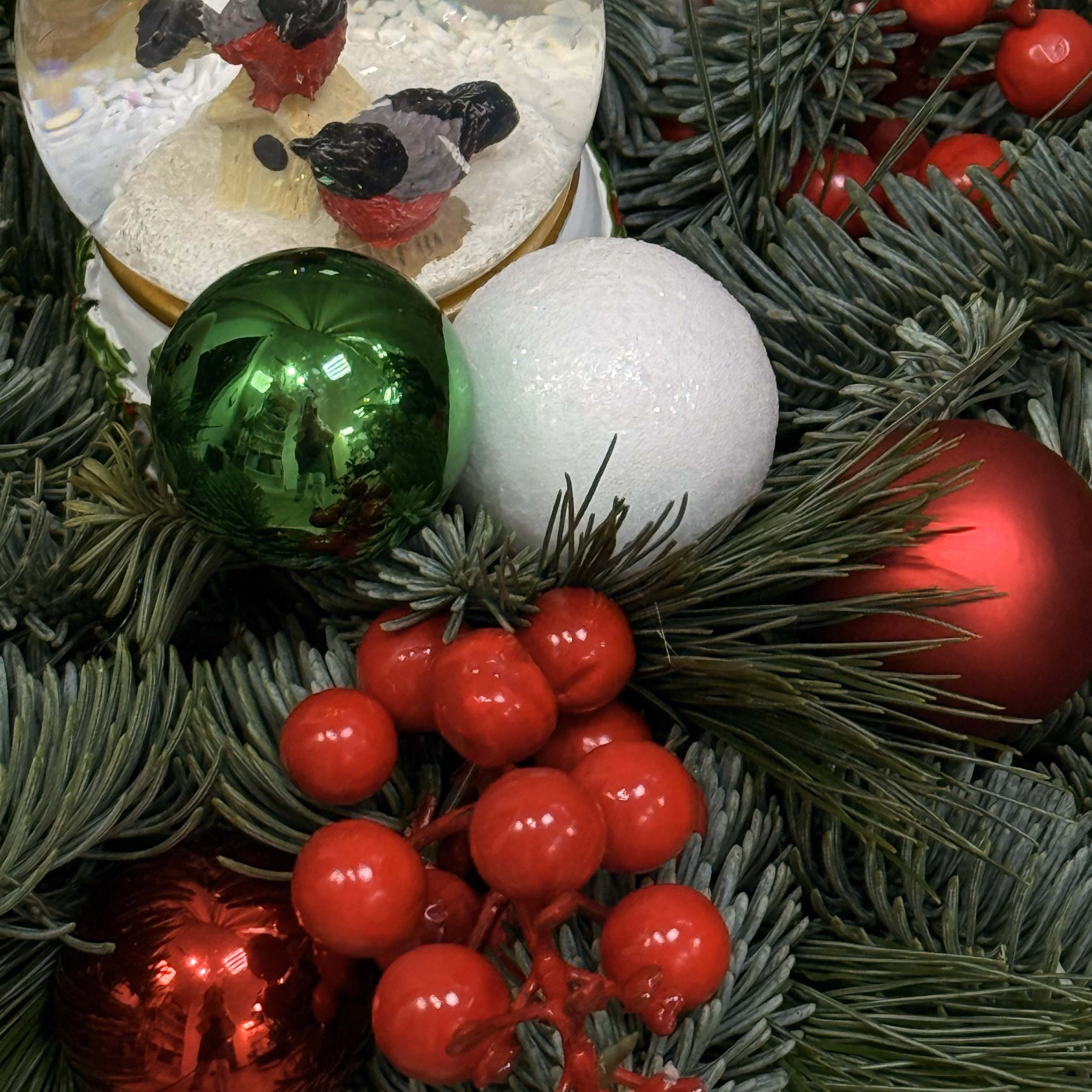 Новогодняя композиция "Снегири"