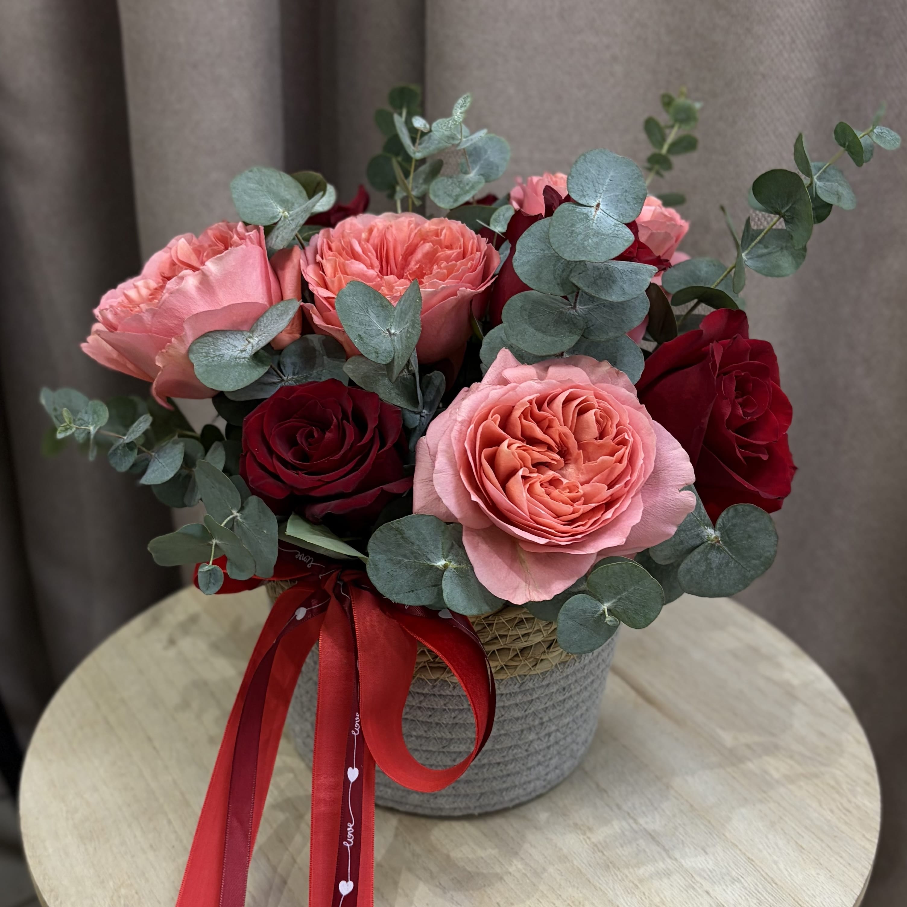 Композиция из цветов в кашпо "Ожидание весеннего тепла"