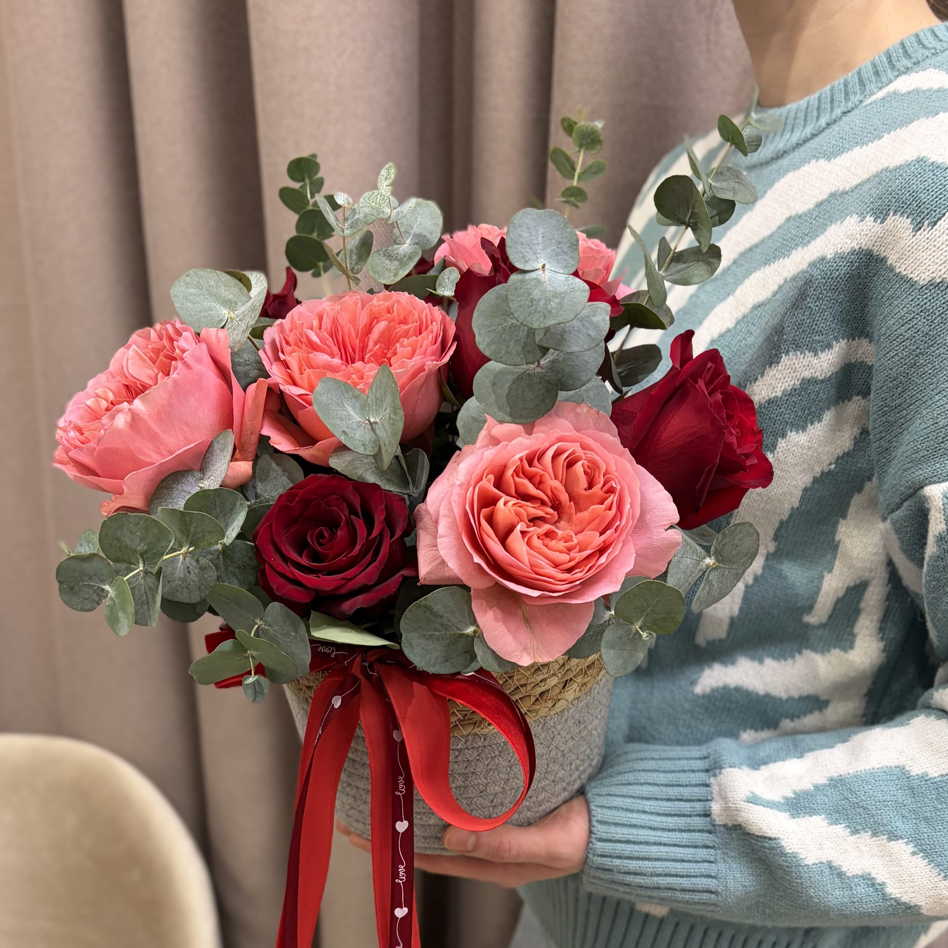 Композиция из цветов в кашпо "Ожидание весеннего тепла"