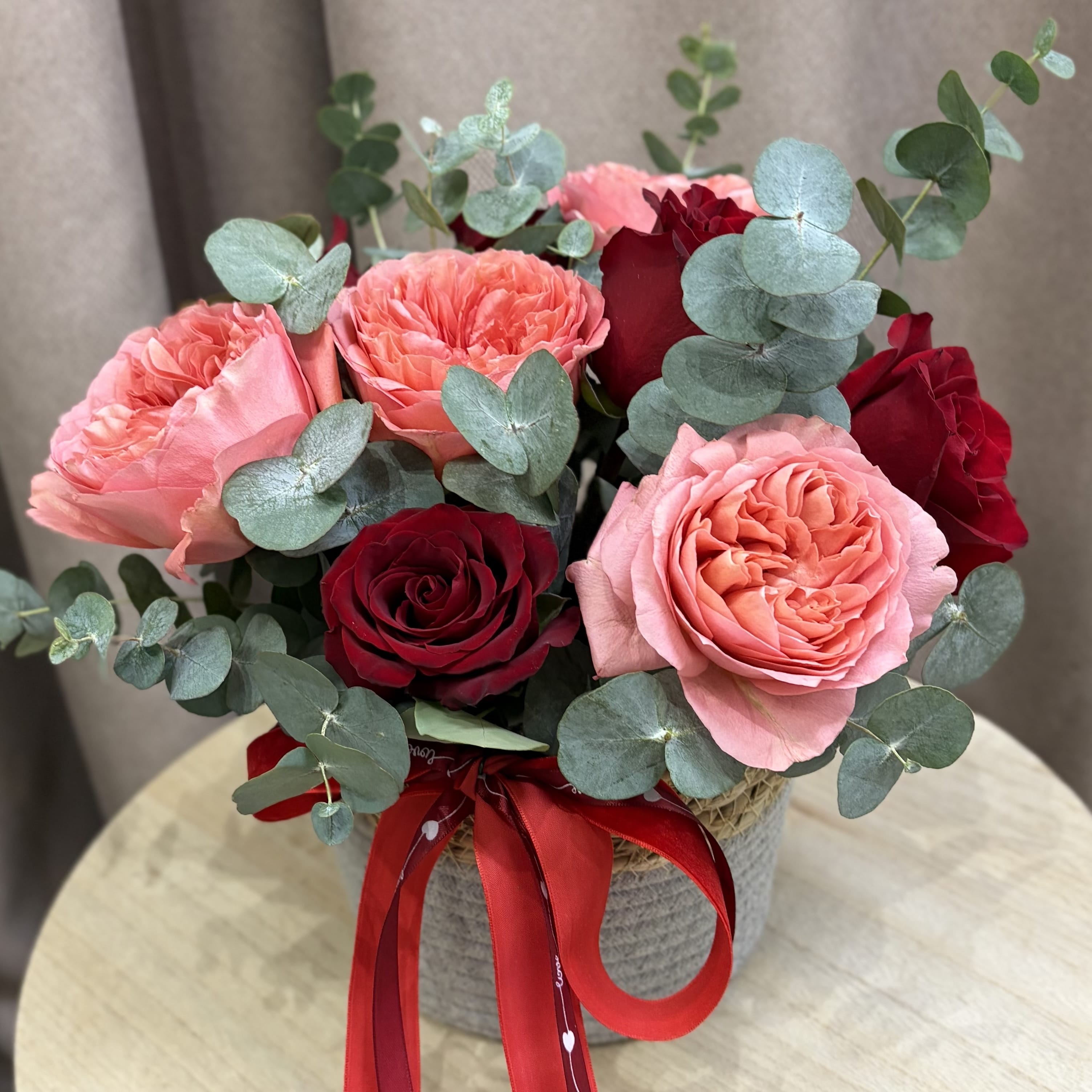 Композиция из цветов в кашпо "Ожидание весеннего тепла"