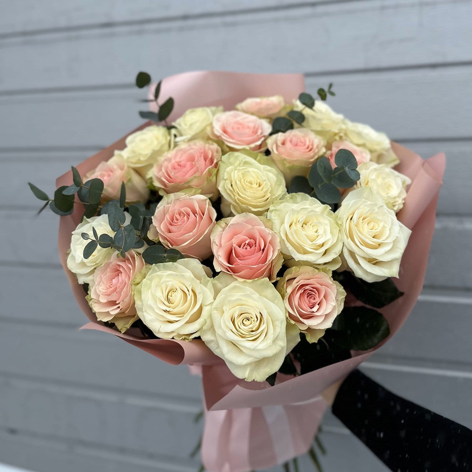 Букет роз "Воздушный поцелуй" 21 роза 70 см