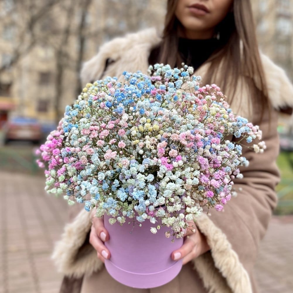 Композиция с радужной гипсофилой "После дождя"