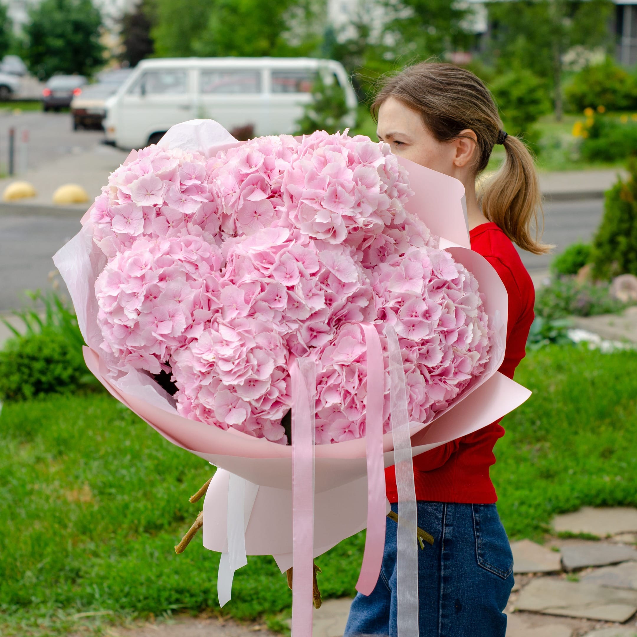 Букет из 9 розовых гортензий в упаковке