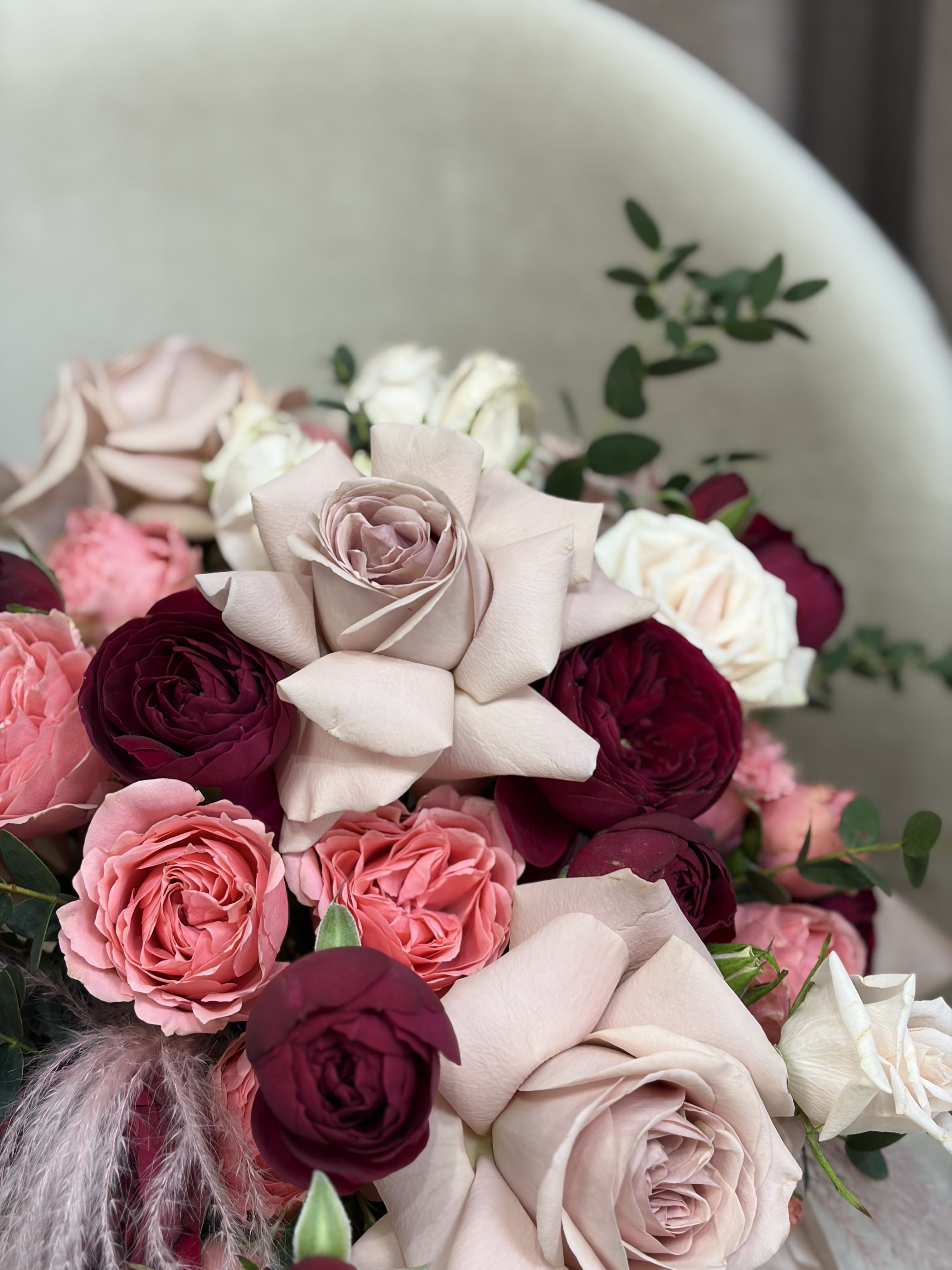 Композиция из цветов в коробке «Красавице»