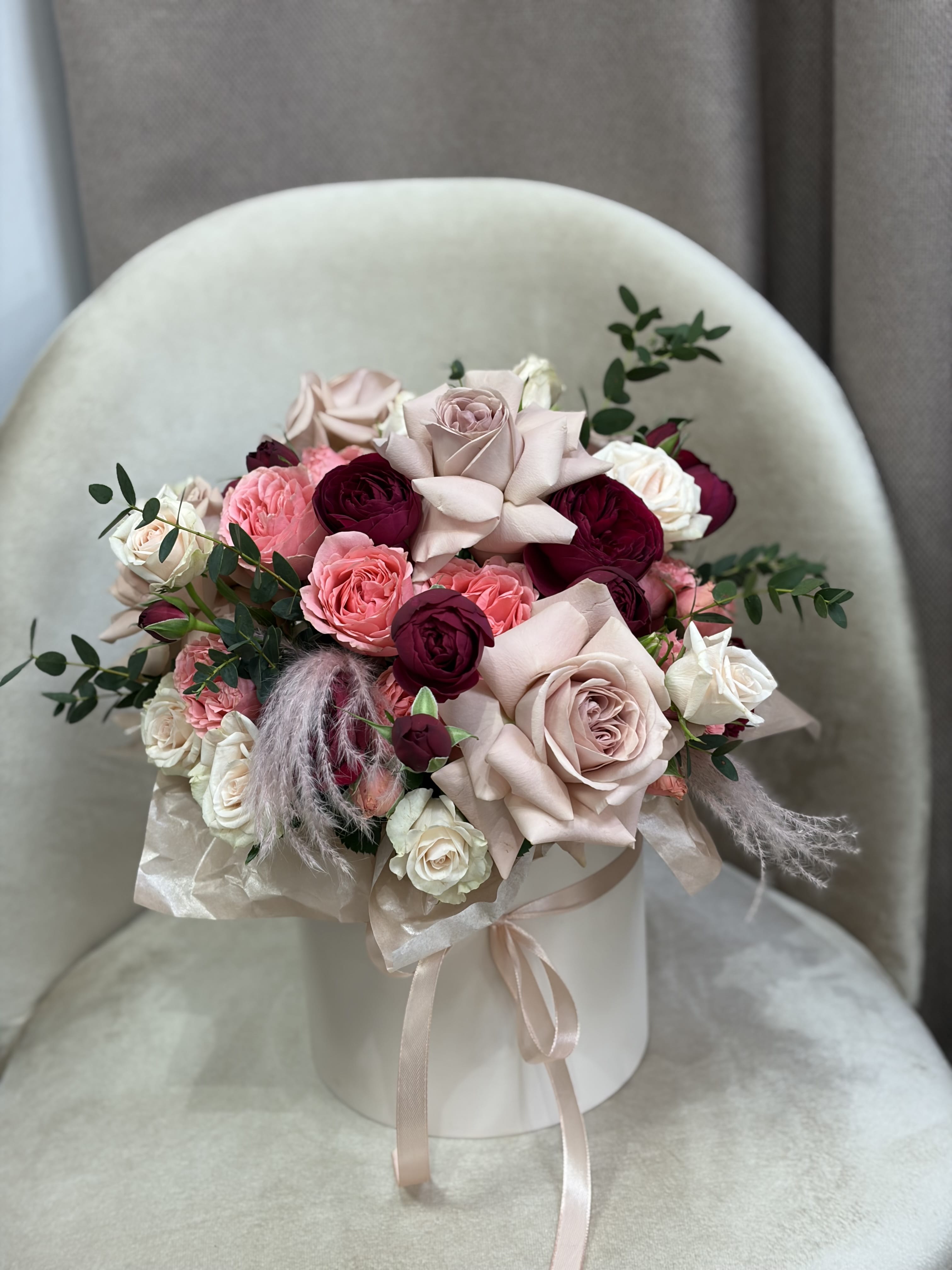 Композиция из цветов в коробке «Красавице»