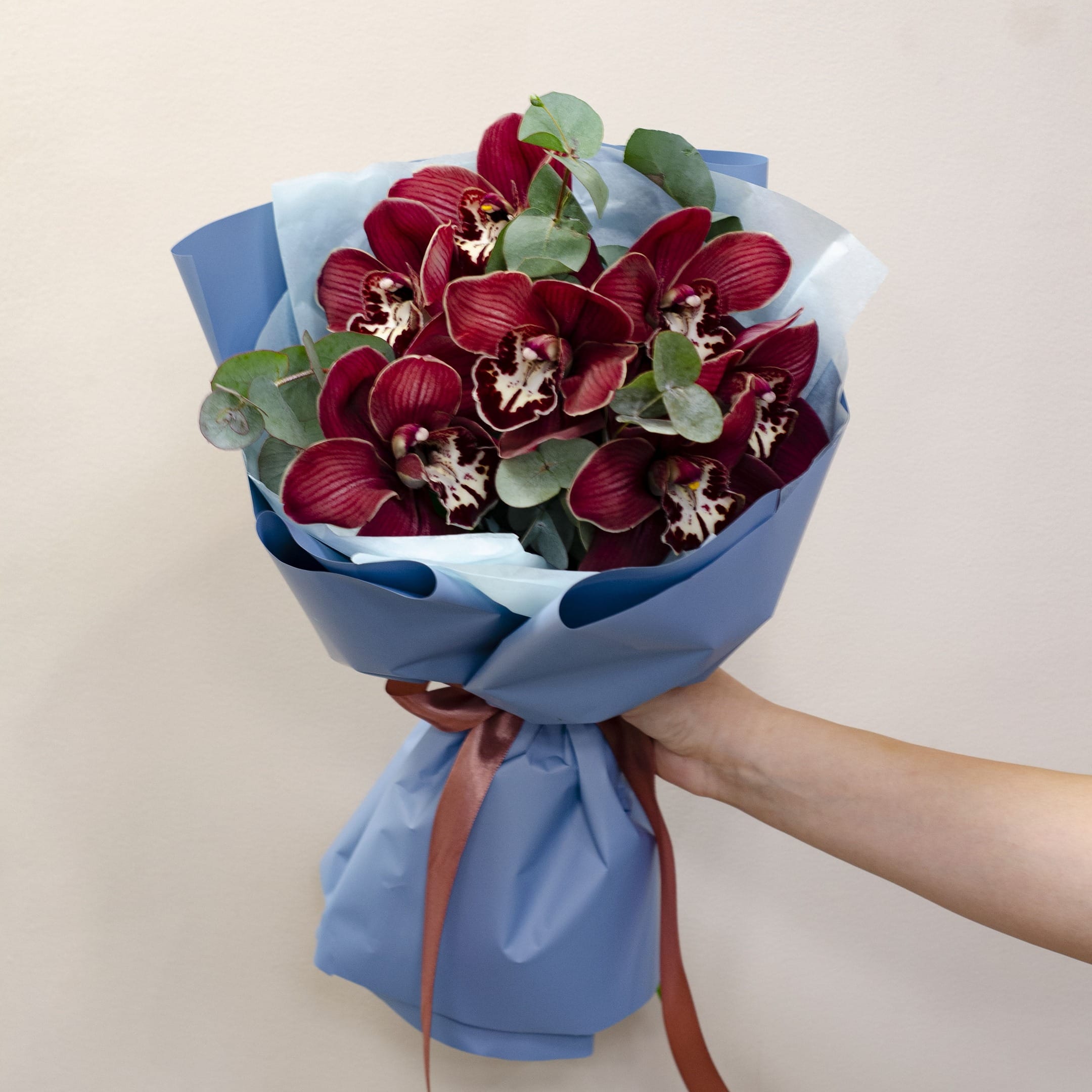 Букет орхидей "Винный"
