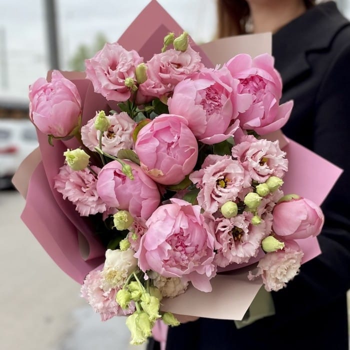 Букет из пионов и эустомы "Розовые мечты"
