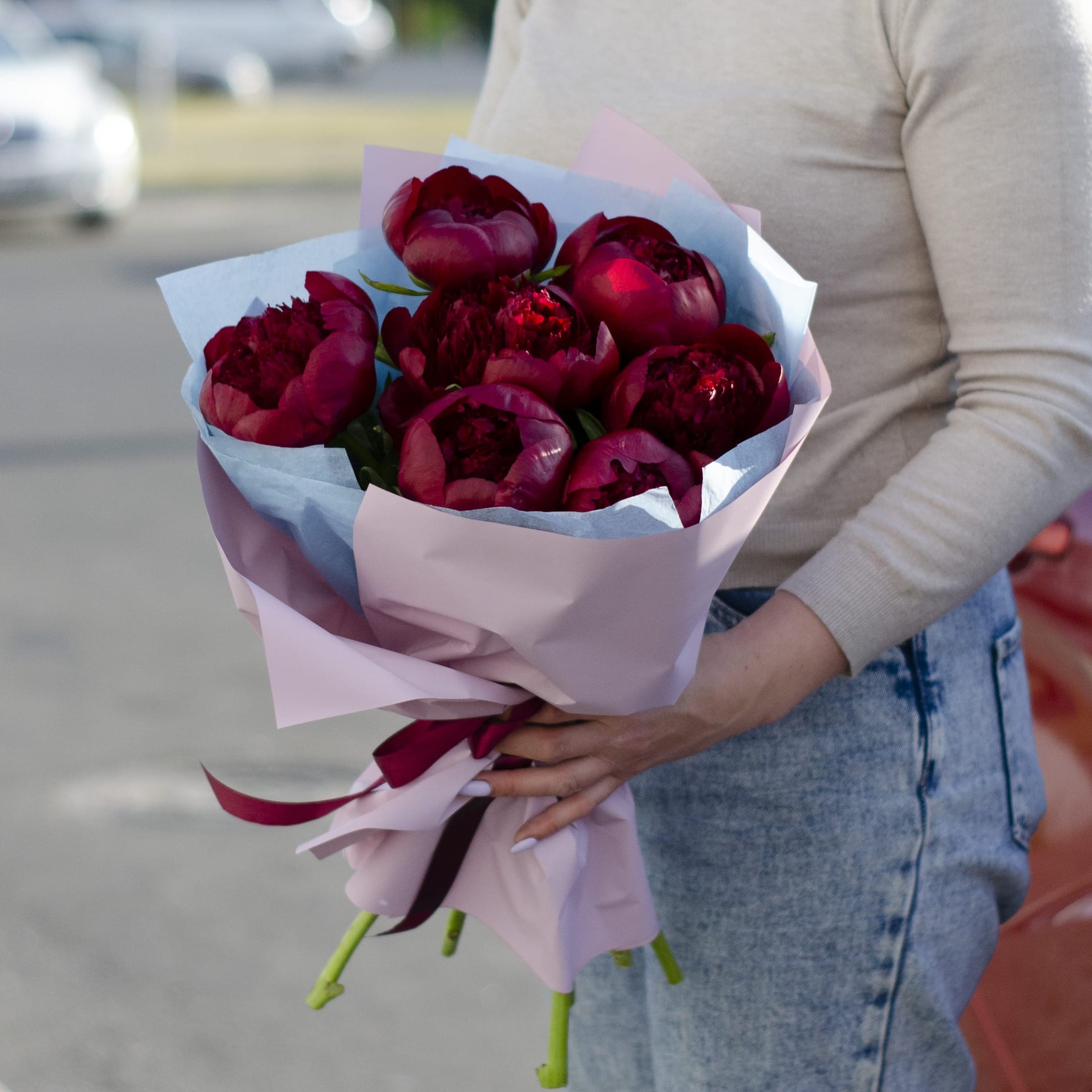 Букет из бордовых пионов "Картина настроения"