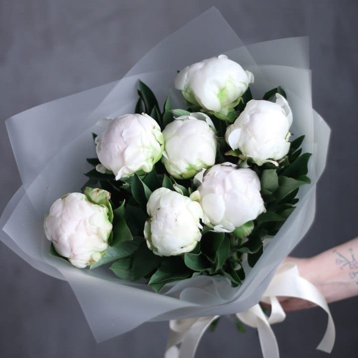 Букет из 7 белых пионов "Мини Бон"