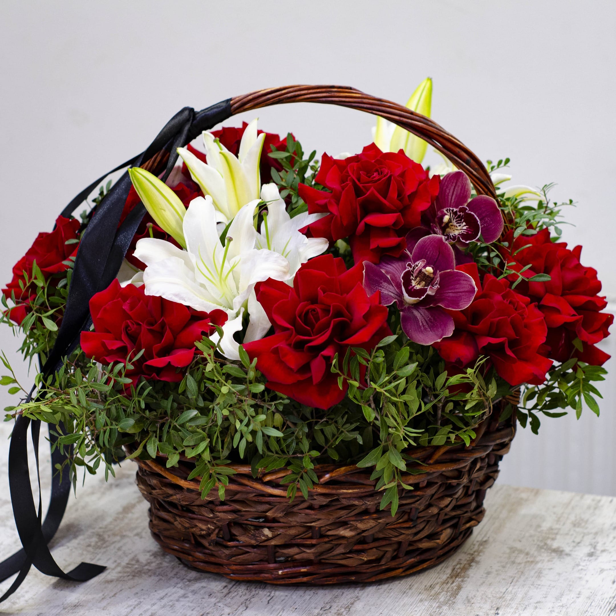 Траурная композиция из живых цветов в корзине №4