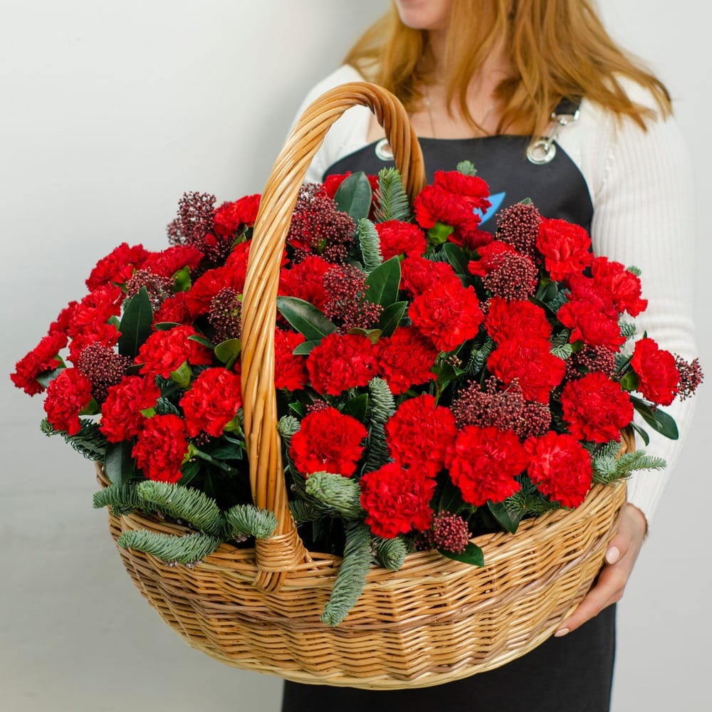 Траурная корзина из живых цветов "50 гвоздик"
