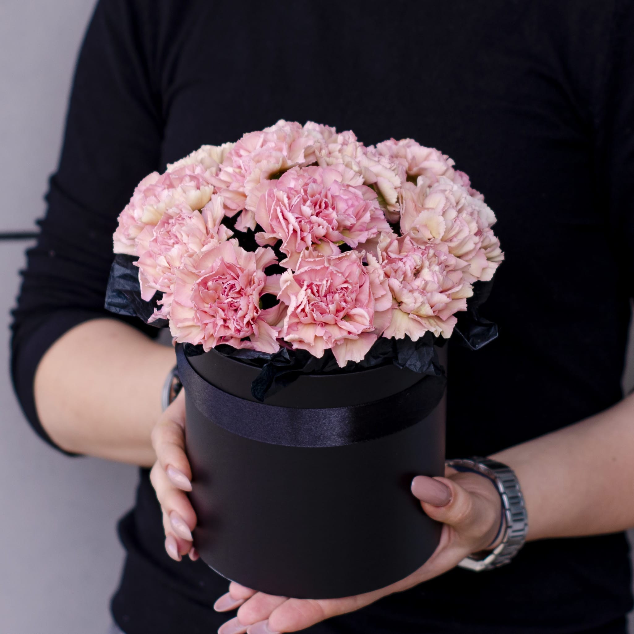 Траурная композиция из гвоздик в коробке