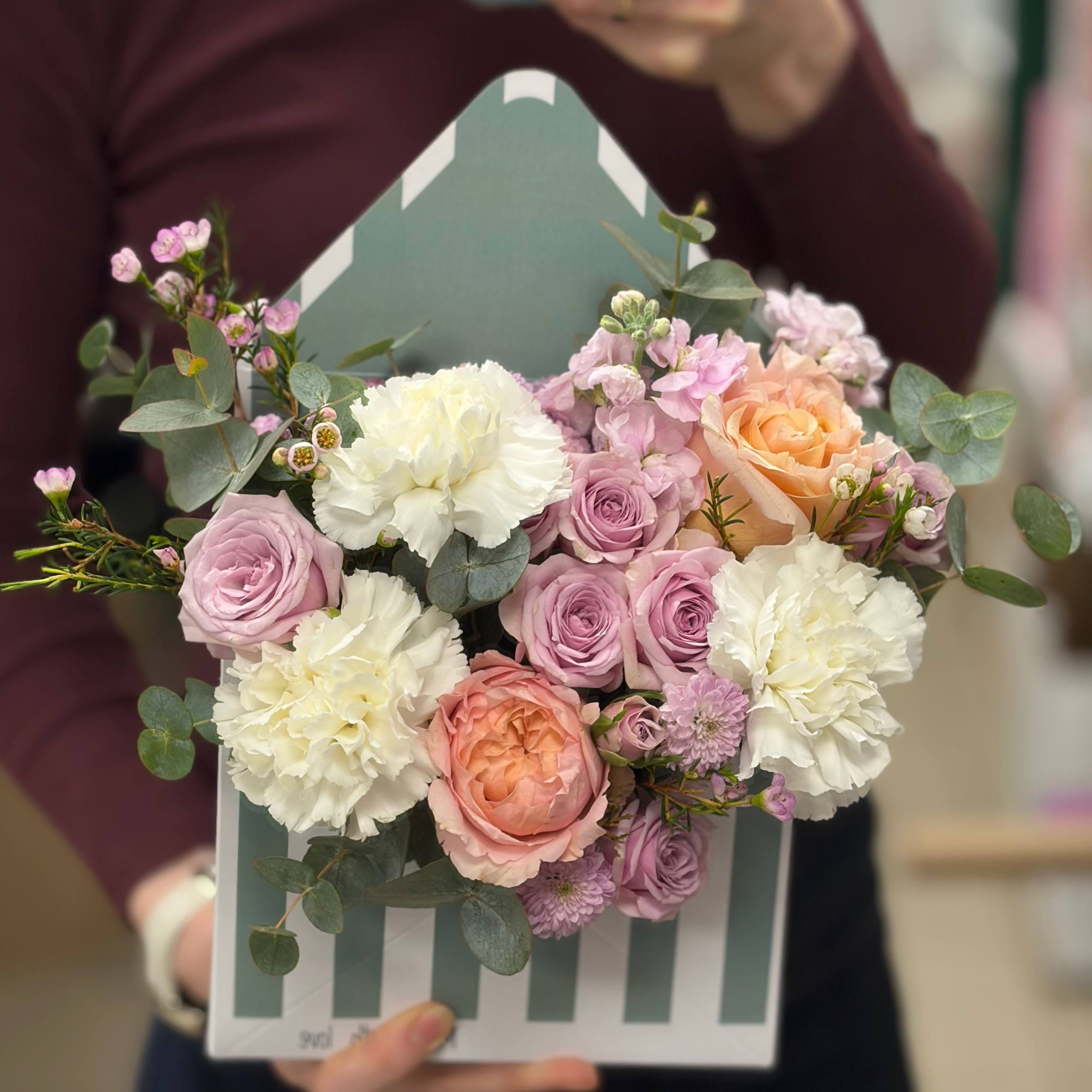 Композиция из цветов в конверте Скрытый огонь