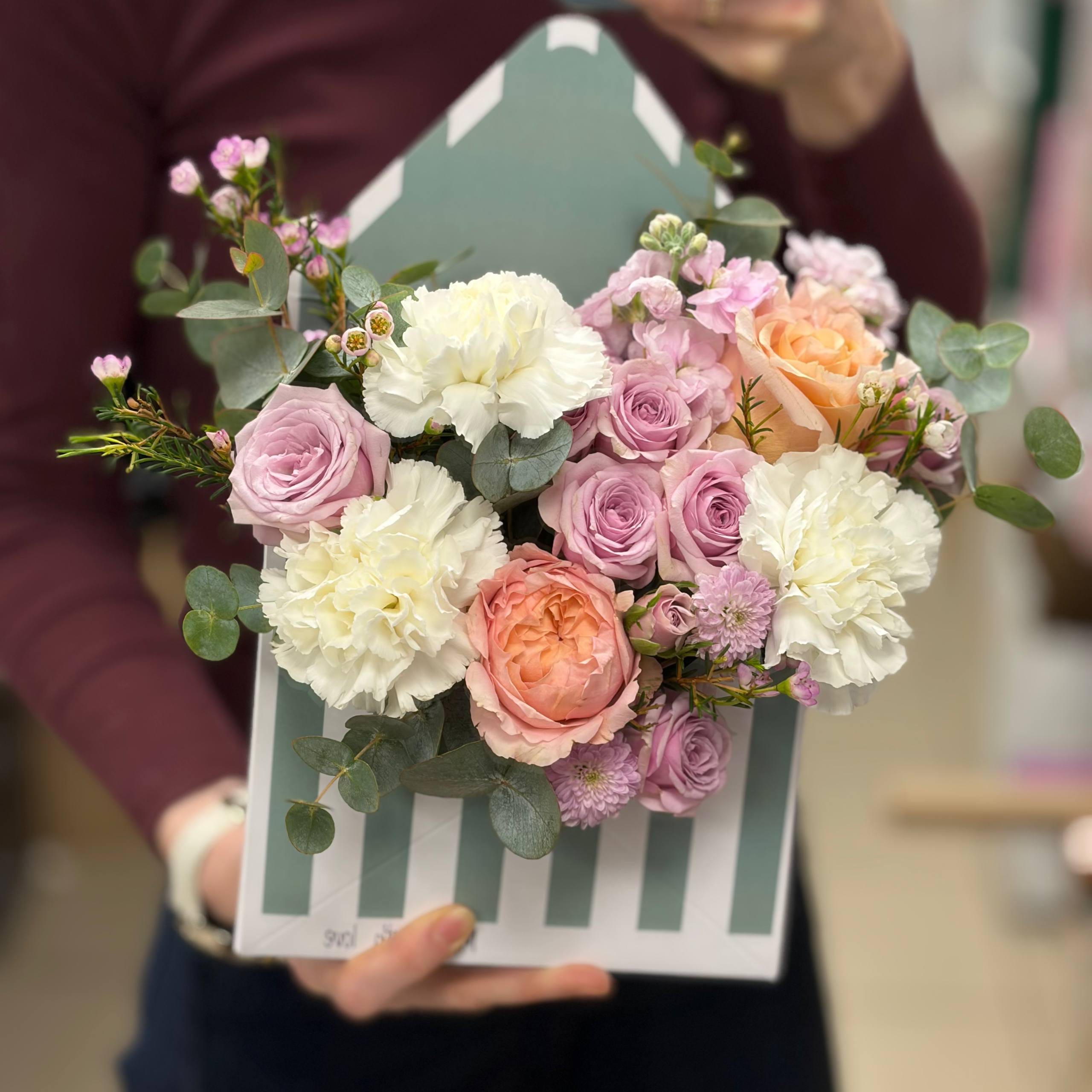 Композиция из цветов в конверте Скрытый огонь