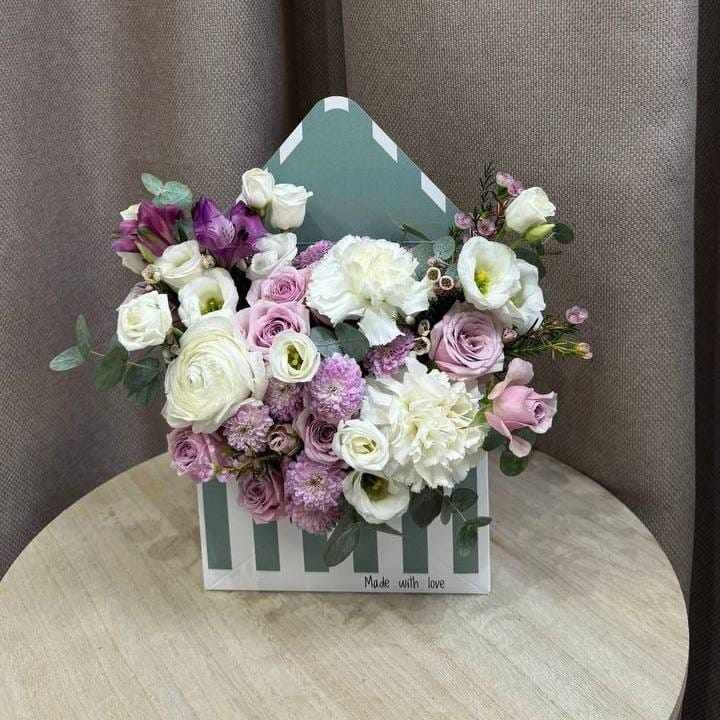 Композиция из цветов в конверте Скрытый огонь