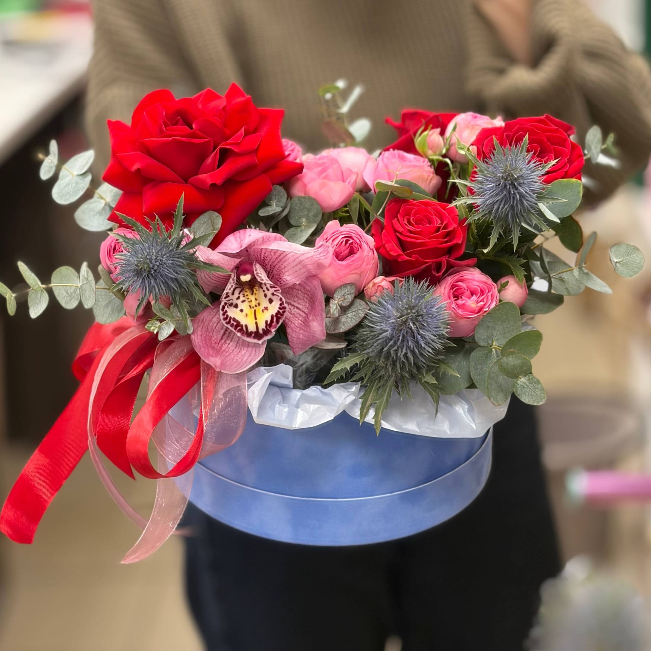 Цветочная композиция в коробке "Алый бриз"