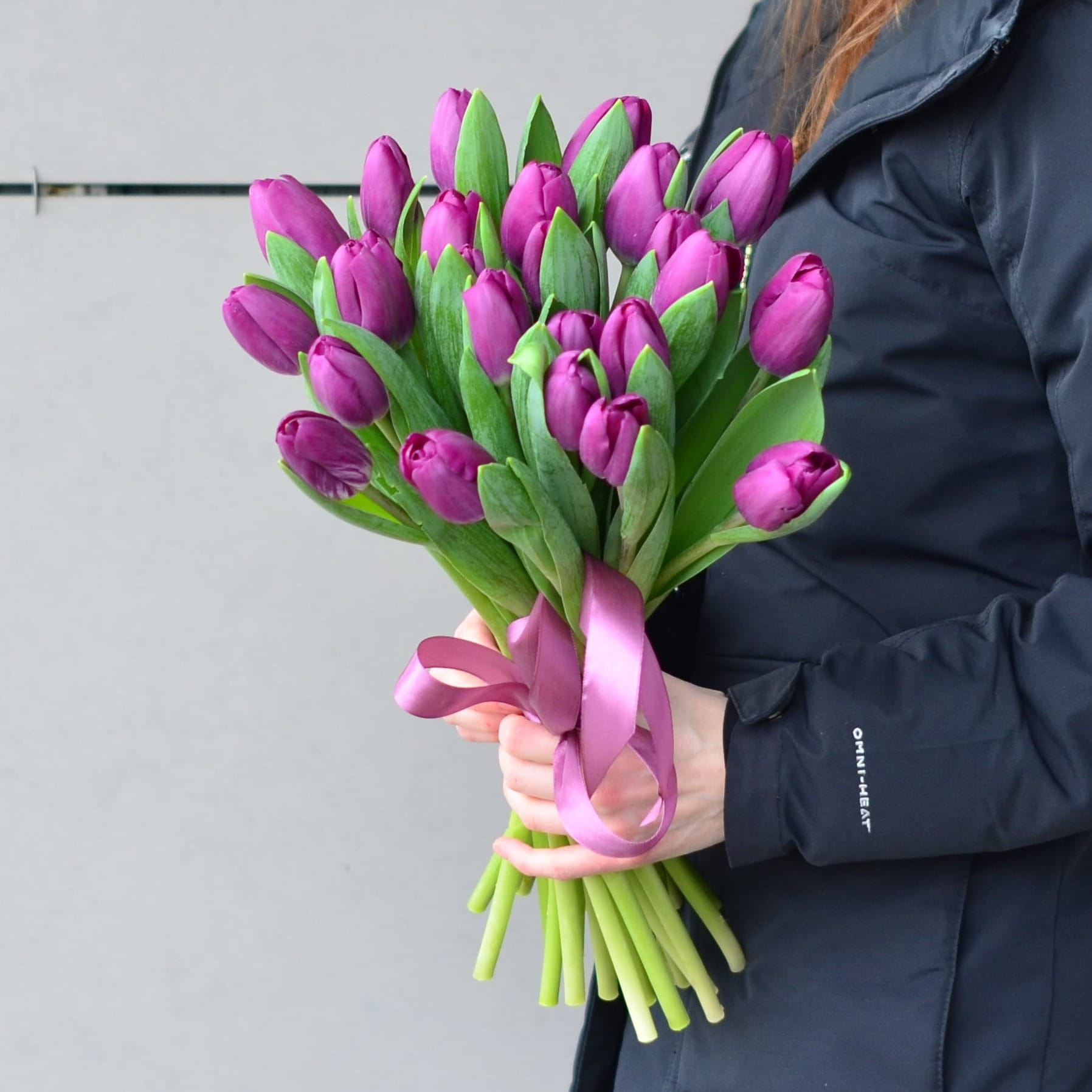 Букет из 25 фиолетовых тюльпанов "Сияющий эликсир"