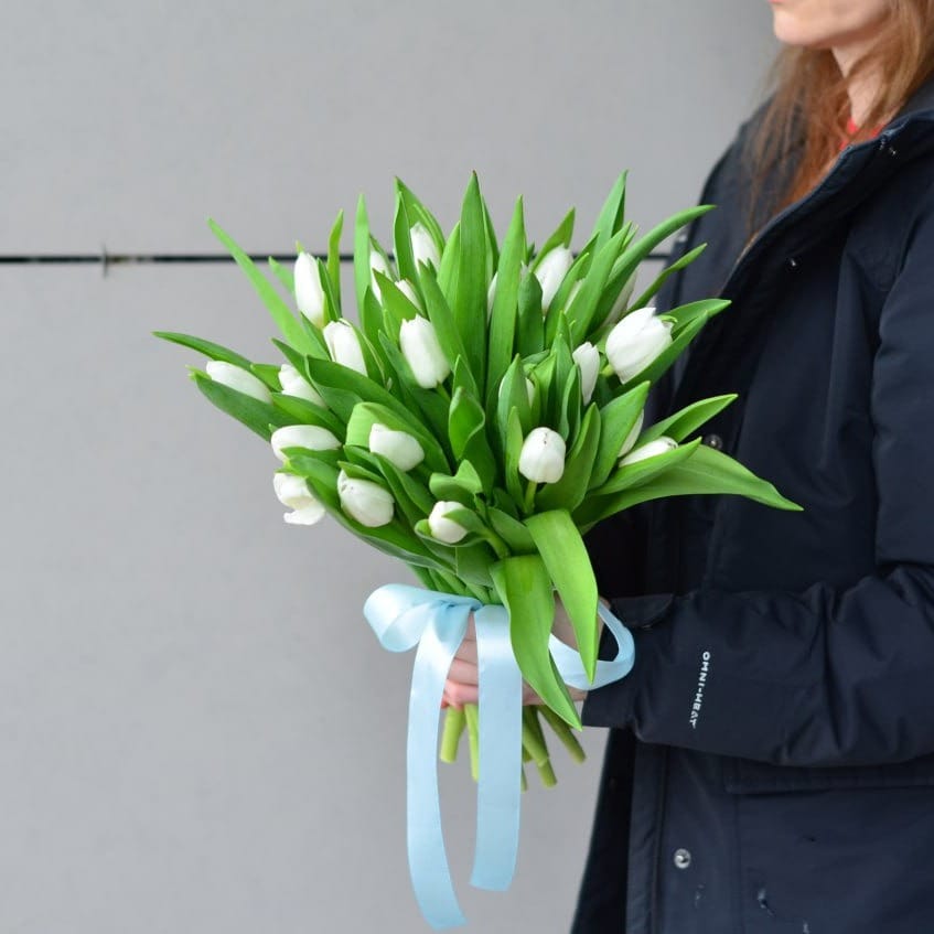 Букет из 25 белых тюльпанов "Прекрасный мир"