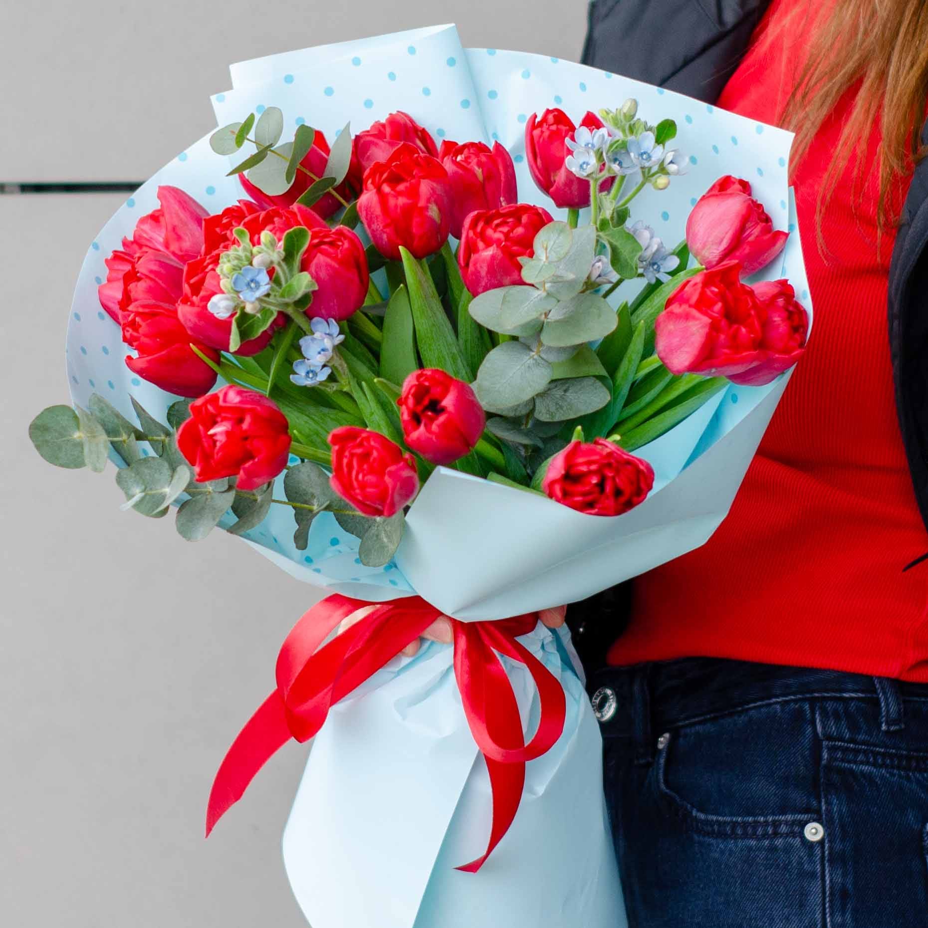 Букет из 21 пионовидного тюльпана "Алый рассвет"