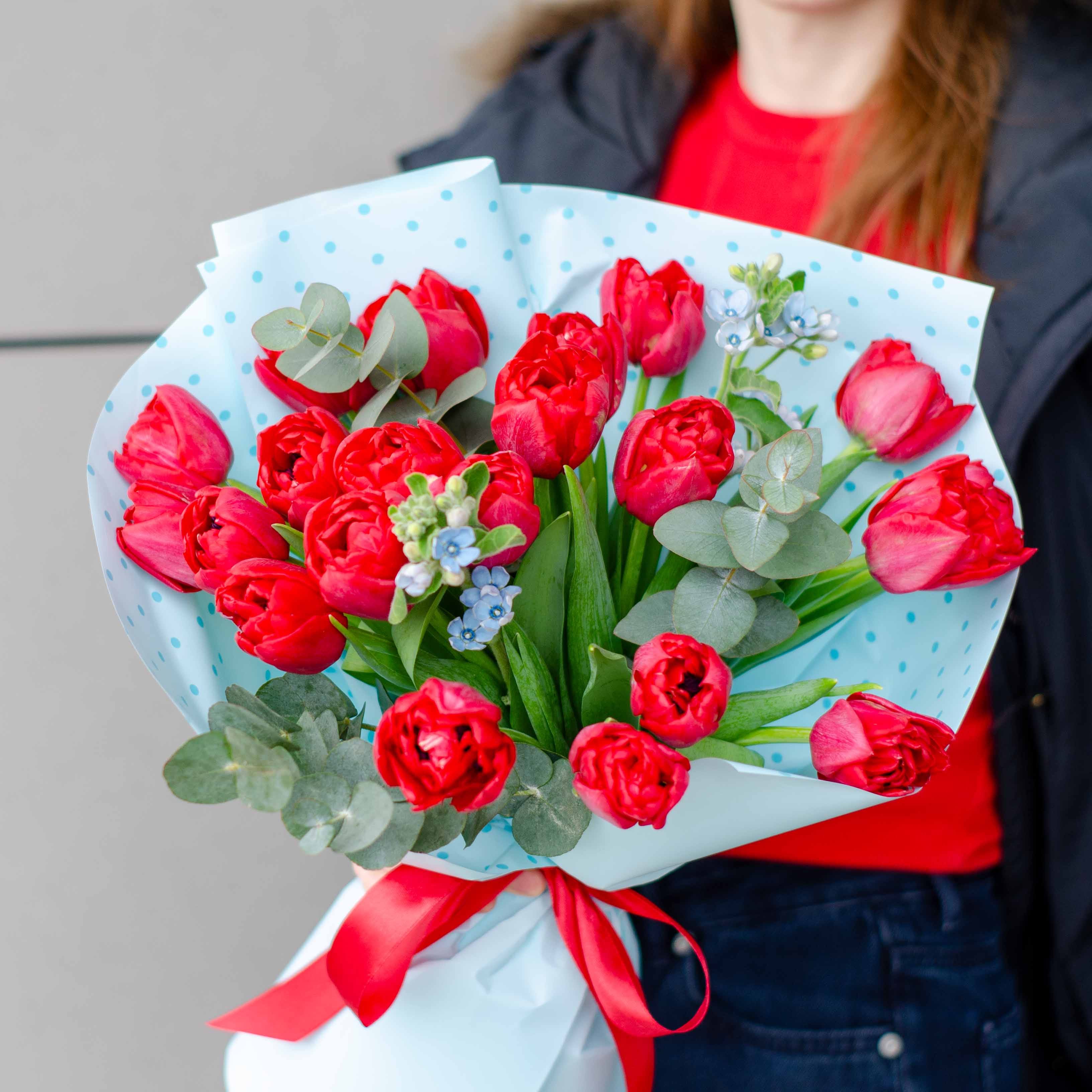 Букет из 21 пионовидного тюльпана "Алый рассвет"