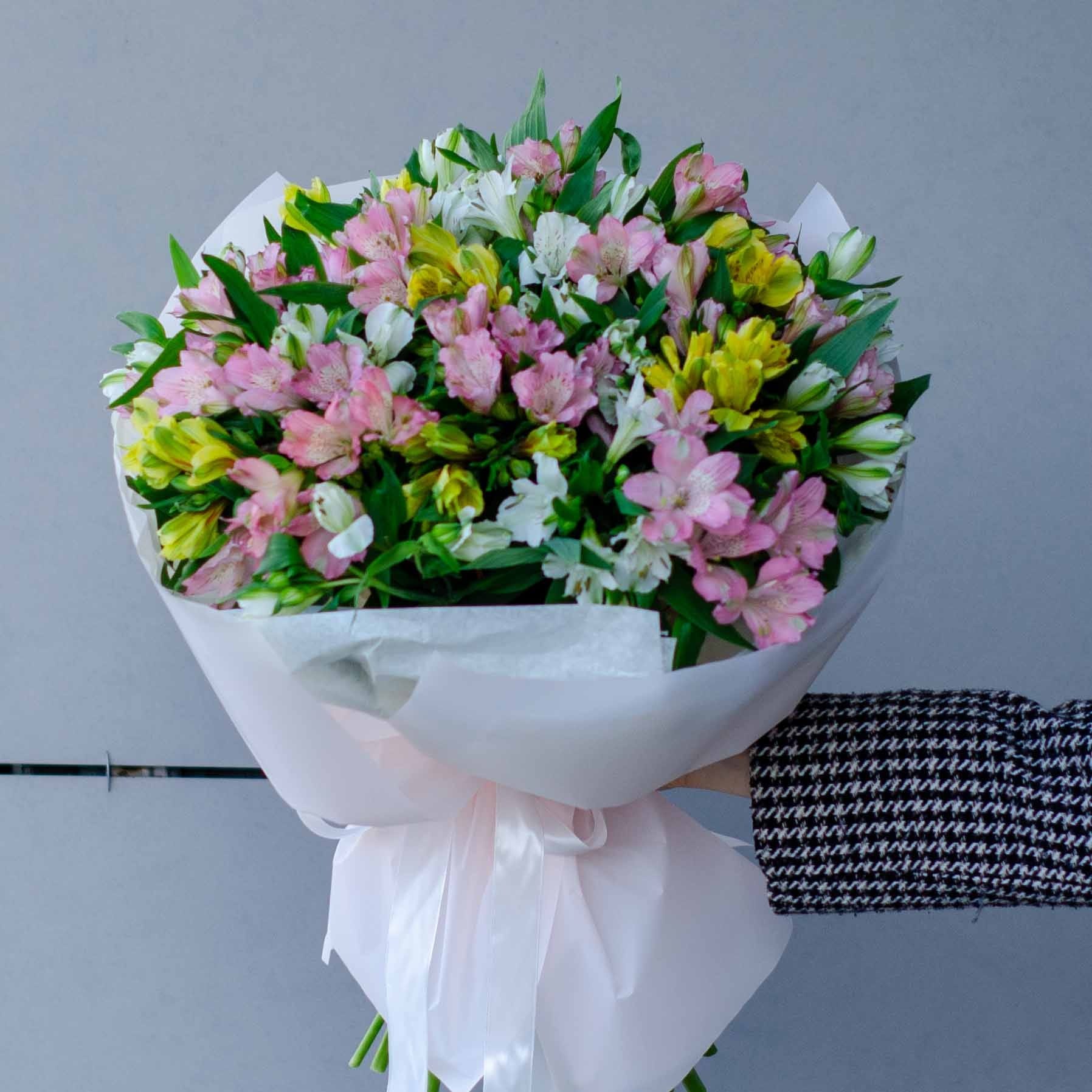 Букет из 25 альтромерий "Шёлковый шёпот"