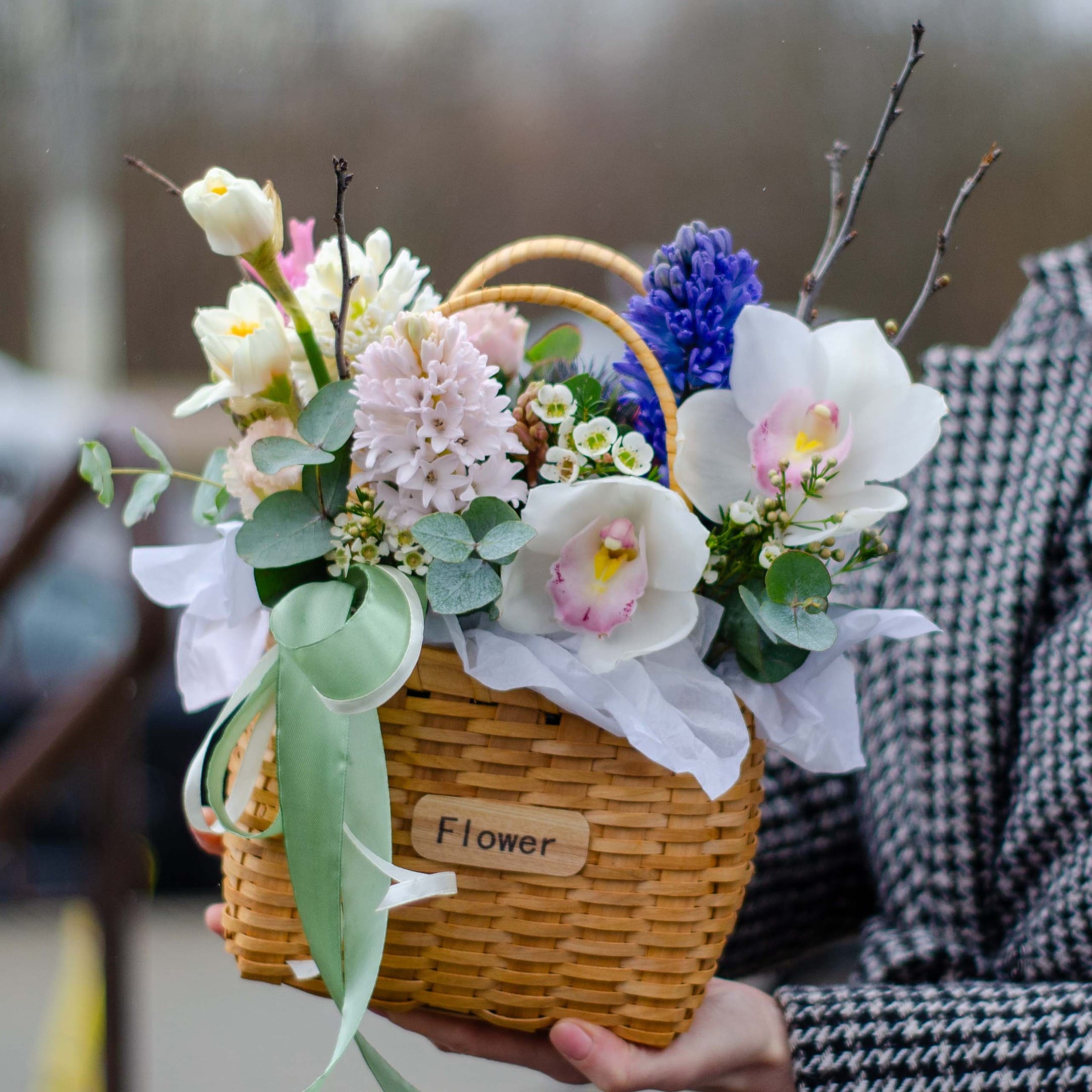 Композиция "Корзинка с гиацинтами"