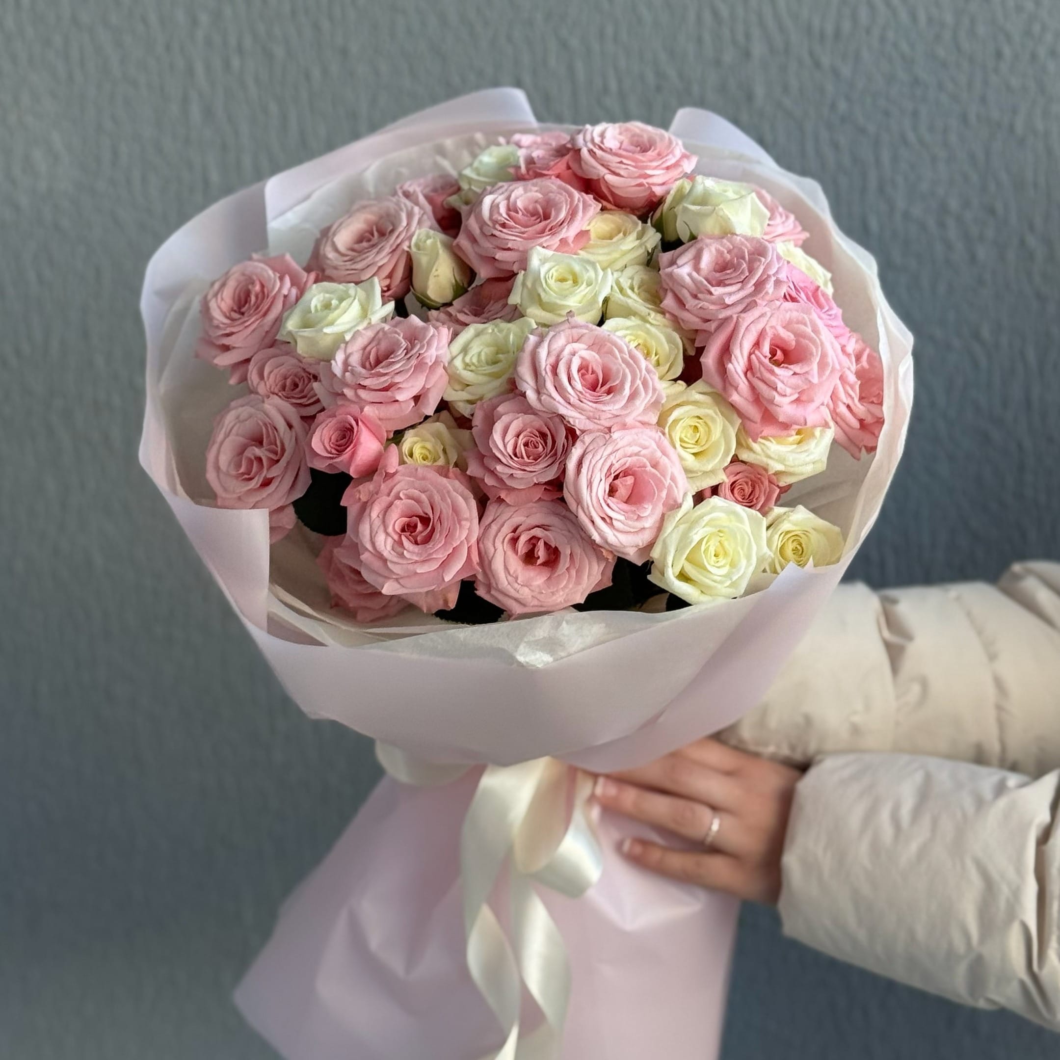 Букет кустовых роз "Нежный Ветерок"