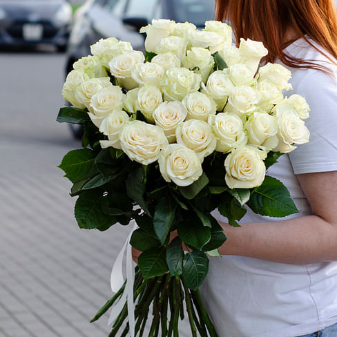 35 белых роз сорта Mondial 35 роз Эквадорские розы
