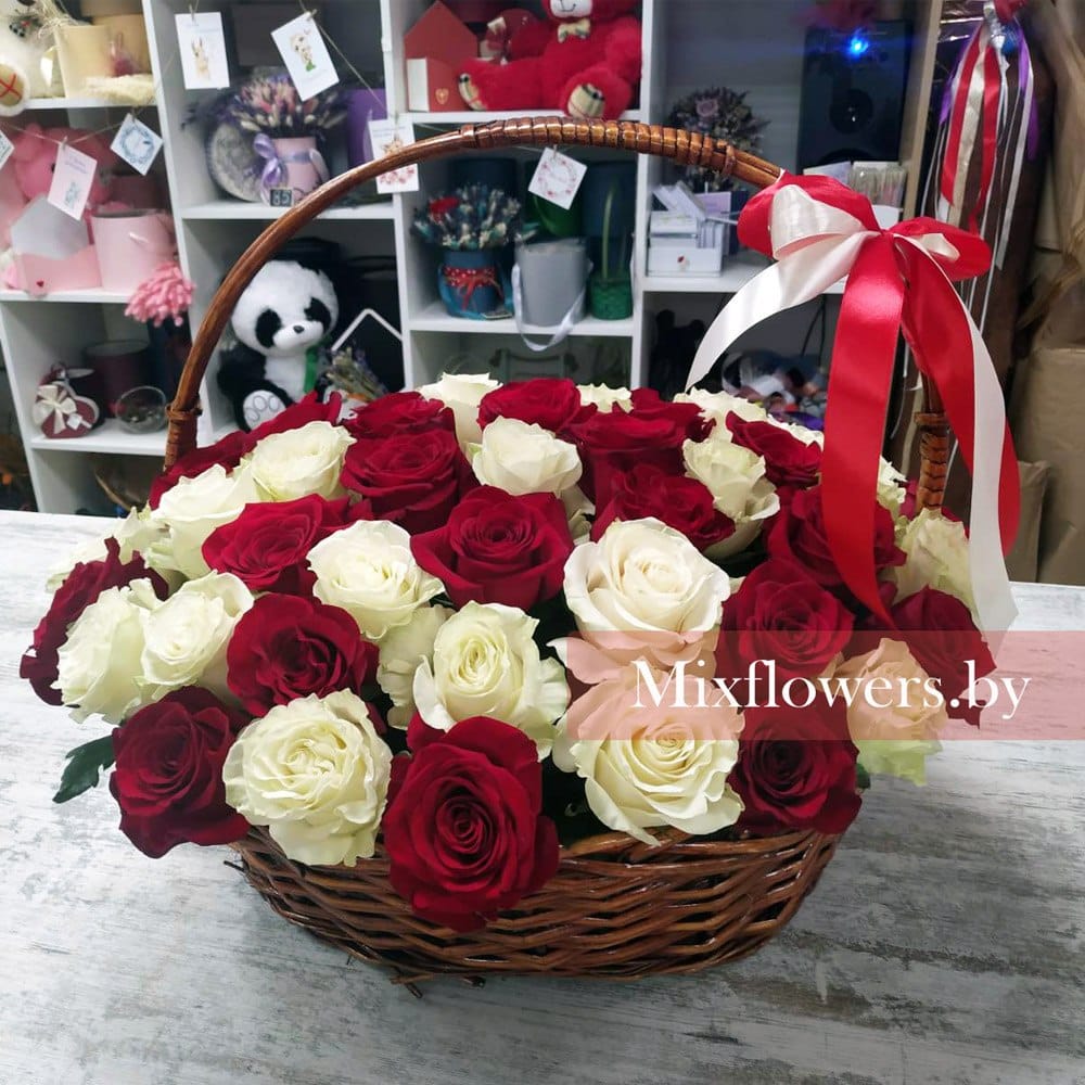 Корзина роз "Бело-красная" 51 роза Эквадорская роза