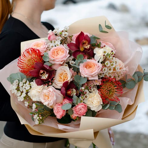 Кому можно подарить букет в такой цветовой гамме?