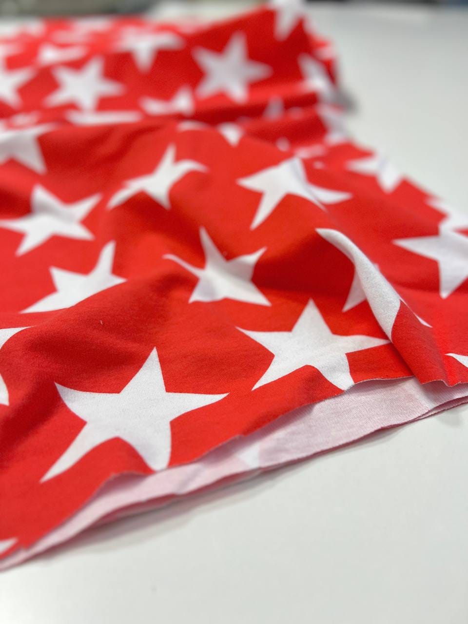 Интерлок, Звезды на красном