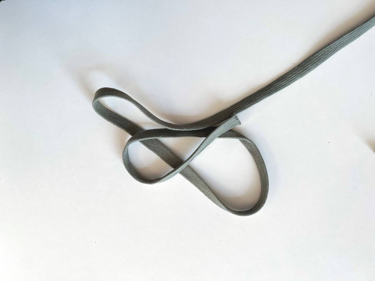 Шнур Плоский, Лавр