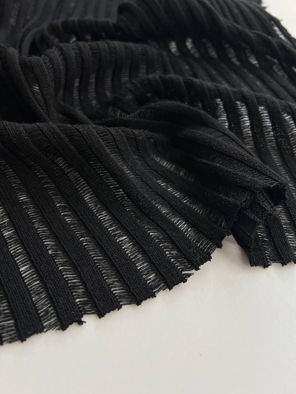 Вязаная рваная полоска, Черная