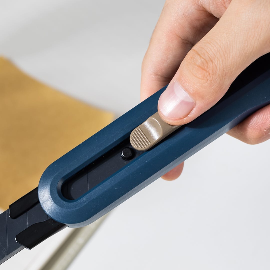 Нож канцелярский 18 мм, большой, ТЕМНО-СЕРЫЙ/СИНИЙ DELI Цена с НДС за 1 штуку