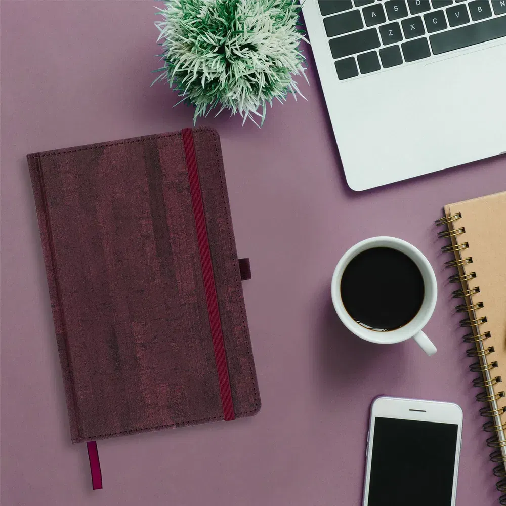 Ежедневник недатированный А5 (138x213 мм) BRAUBERG "Wood", кожзам, резинка, 136 л., бордовый, 111675 BRAUBERG Цена с НДС за 1 штуку