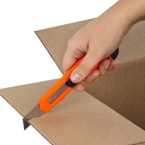 Нож канцелярский 18 мм STAFF "Basic" фиксатор, цвет корпуса ассорти, упаковка с европодвесом, 230485 STAFF Цена с НДС за 1 штуку