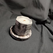 Свеча Соленая карамель на маленькой круглой подставке. Стакан граненый