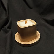Свеча Капучино на маленькой круглой подставке. Стакан квадрат