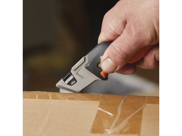 Нож строительный складной, со сменным лезвием CarbonMax FISKARS