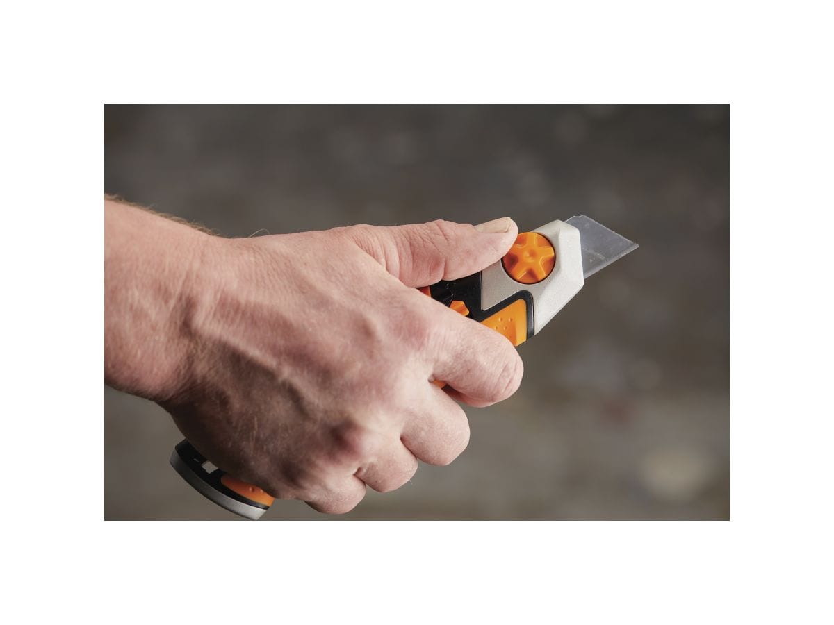 Нож с выдвижным, сменным лезвием 25мм CarbonMax FISKARS