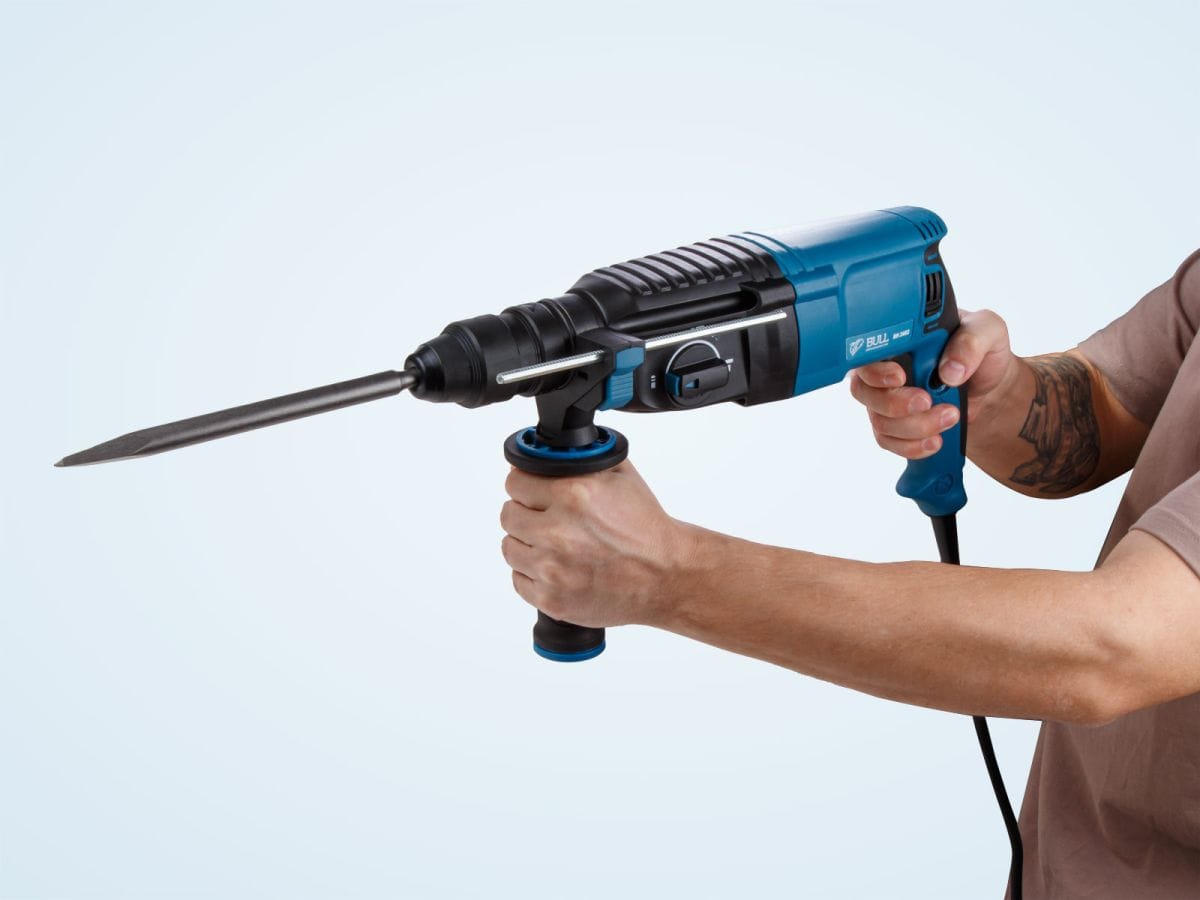 Перфоратор в чем. Xcase 800 Вт, 3.0 Дж, 4 реж. + 2 зубила, 3 сверла, БЗП в комплекте (800 Вт, 3.0 Дж, 4 реж., патрон SDS-plus, БЗП в комплекте, вес 3.4 кг) BULL BH 2602