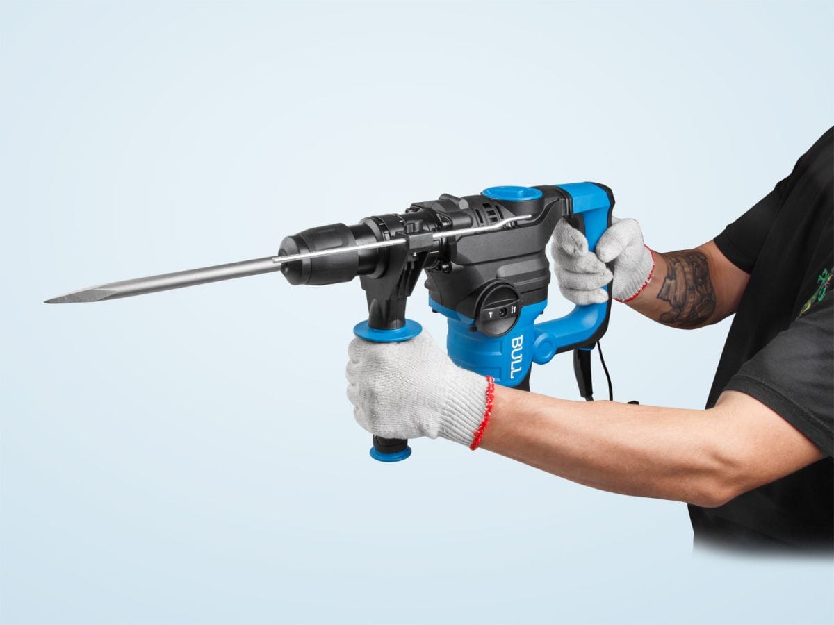Перфоратор в чем. 1500 Вт, 6,5 Дж, 32 мм, 2 реж. + 2 зуб., 3 сверла, SDS-plus (4,5 кг) BULL BH 3202