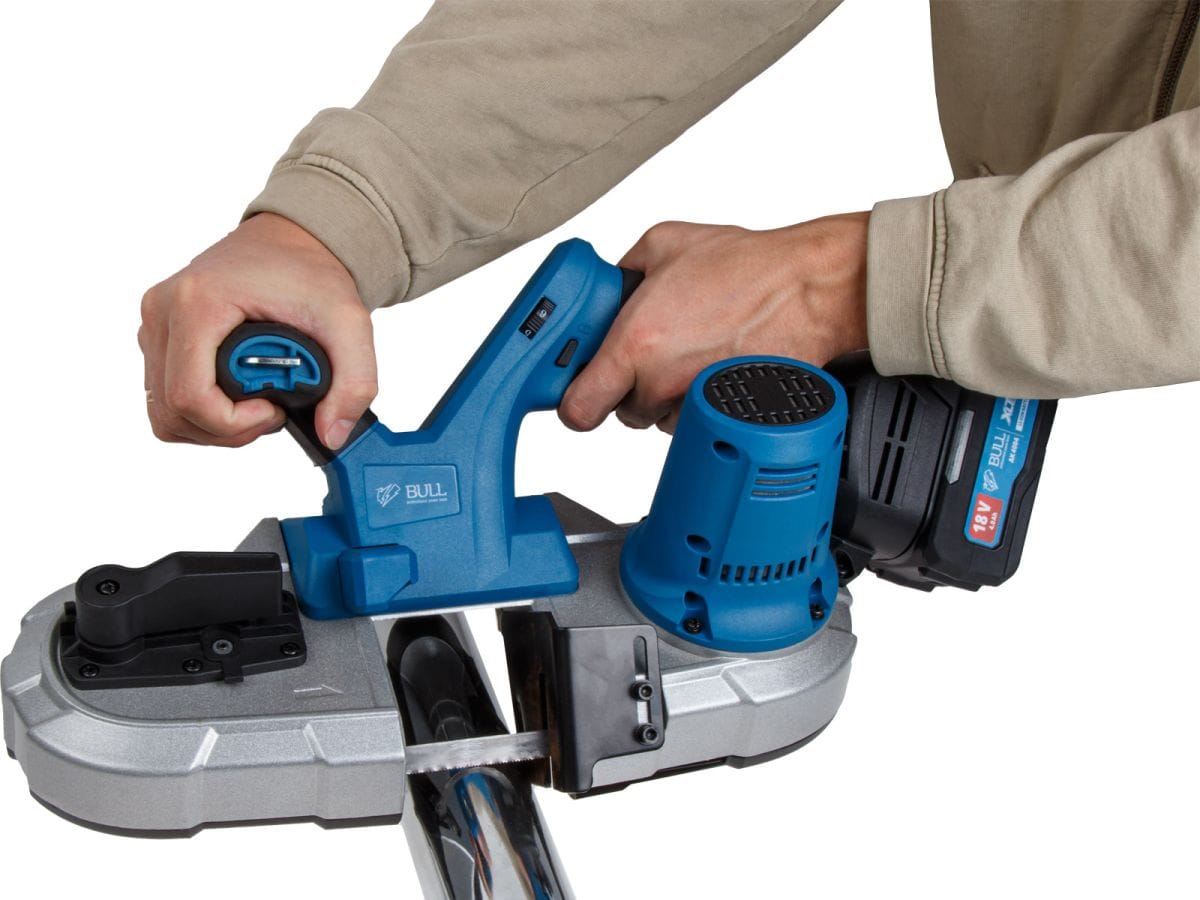 Аккум. ленточная пила в кор. XLTpro SOLO, БЕСЩЕТ., 18 В, 3,2 м/с, 65 мм (835х13х0.65 мм, подсветка, бесключевая смена оснастки) BULL CBS 6583