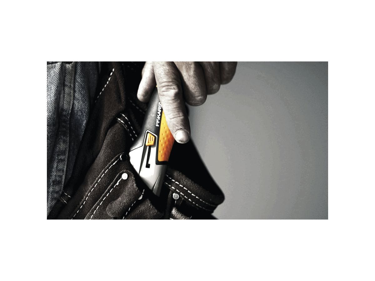 Нож выдвижной, универсальный FISKARS CarbonMax 