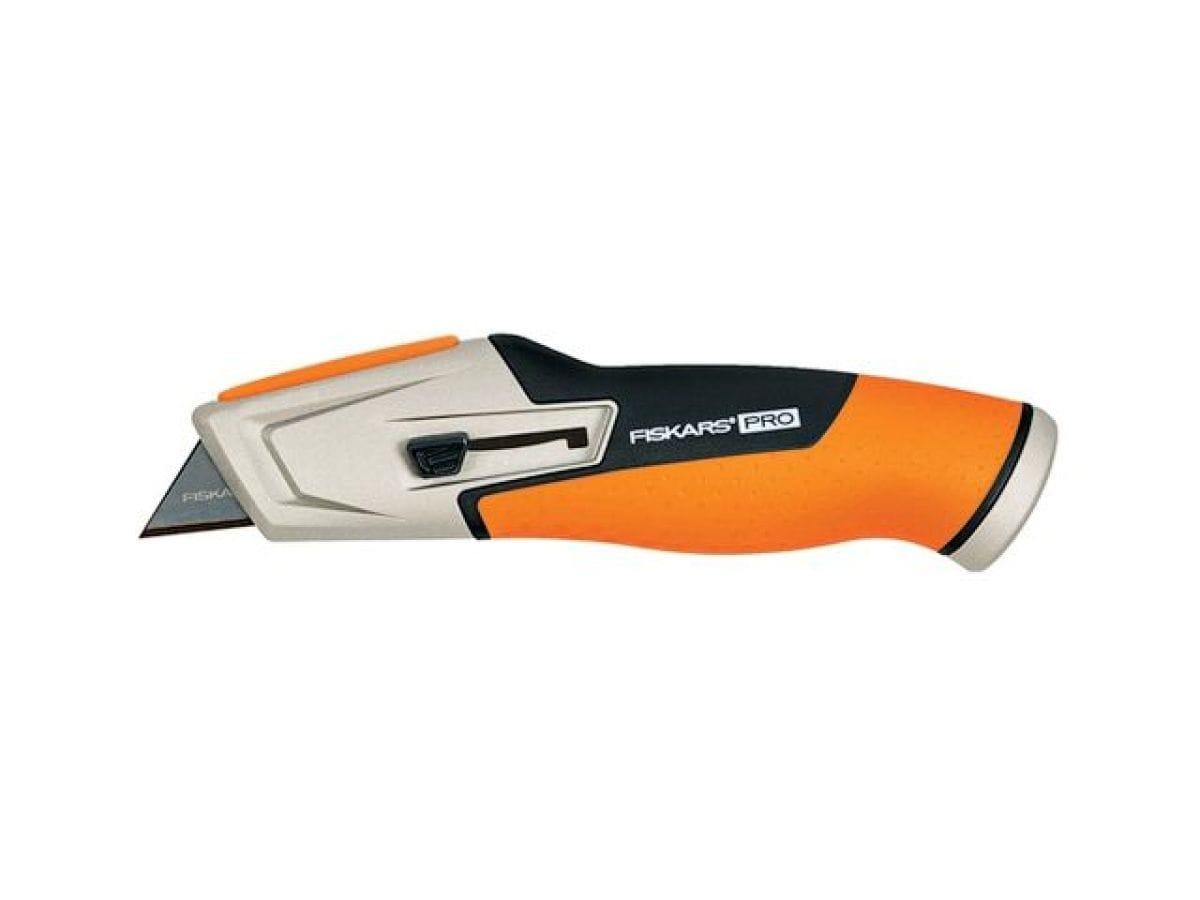 Нож выдвижной, универсальный FISKARS CarbonMax 