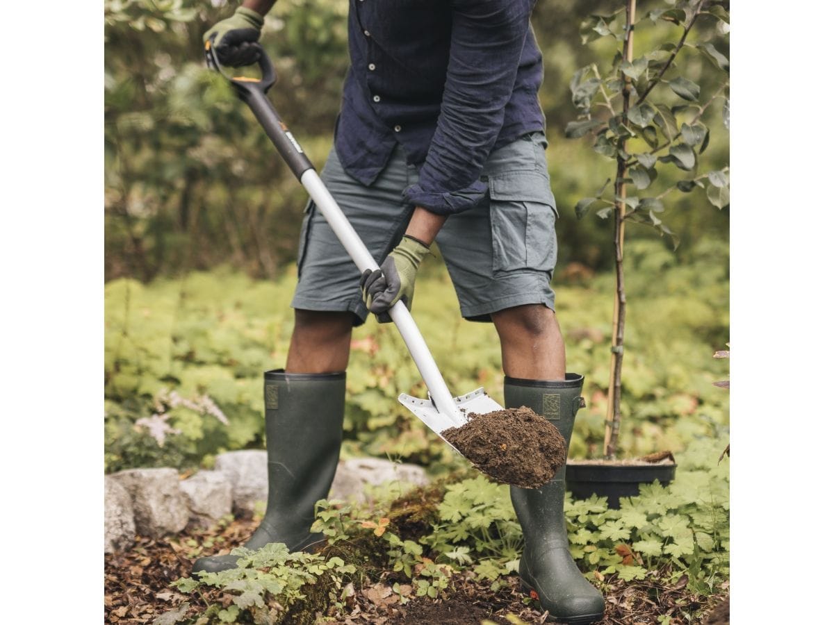 Лопата штыковая телескопическая закругленная FISKARS Xact