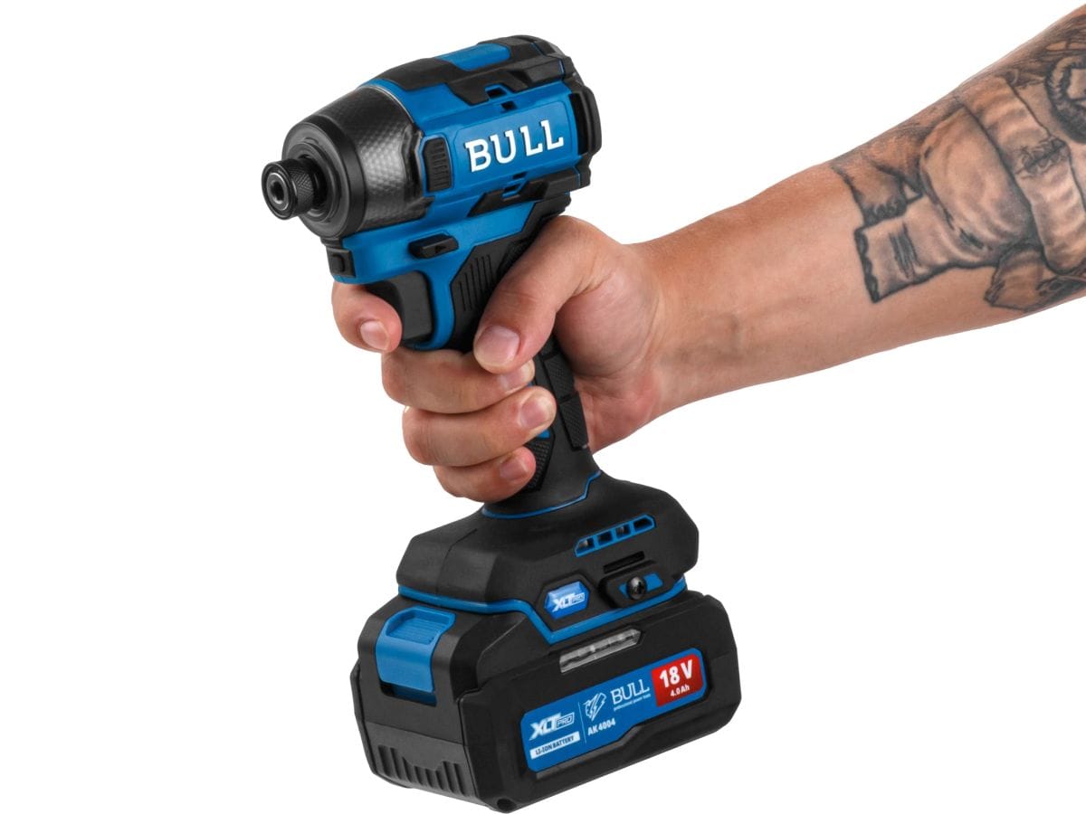 Аккум. ударный гайковерт/винтоверт Xcase, XLTpro, SET, БЕСЩЕТ., 18 В, 220 Н*м, 2х4 А*ч (LED 360°, 8 режимов работы, память режима, защита от перегрузки/перегрева) BULL CID 2218