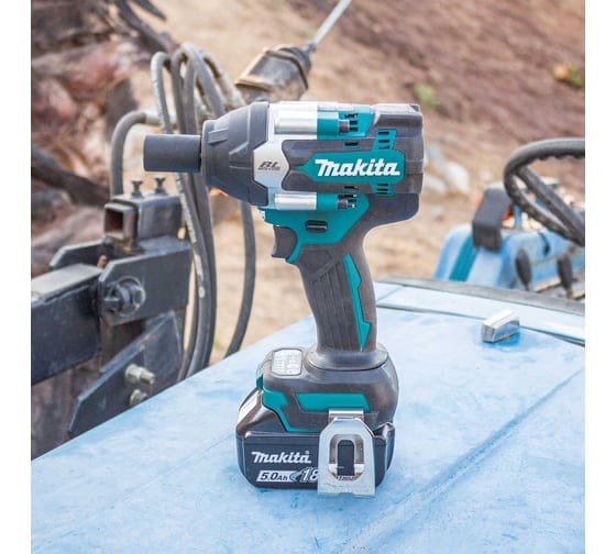 Аккум. ударный гайковерт в кейсе (18.0 В, 1 акк., 3.0 А/ч Li-Ion, посадочн. квадрат 1/2 ", 700 Нм,) MAKITA LXT DTW700RF1J